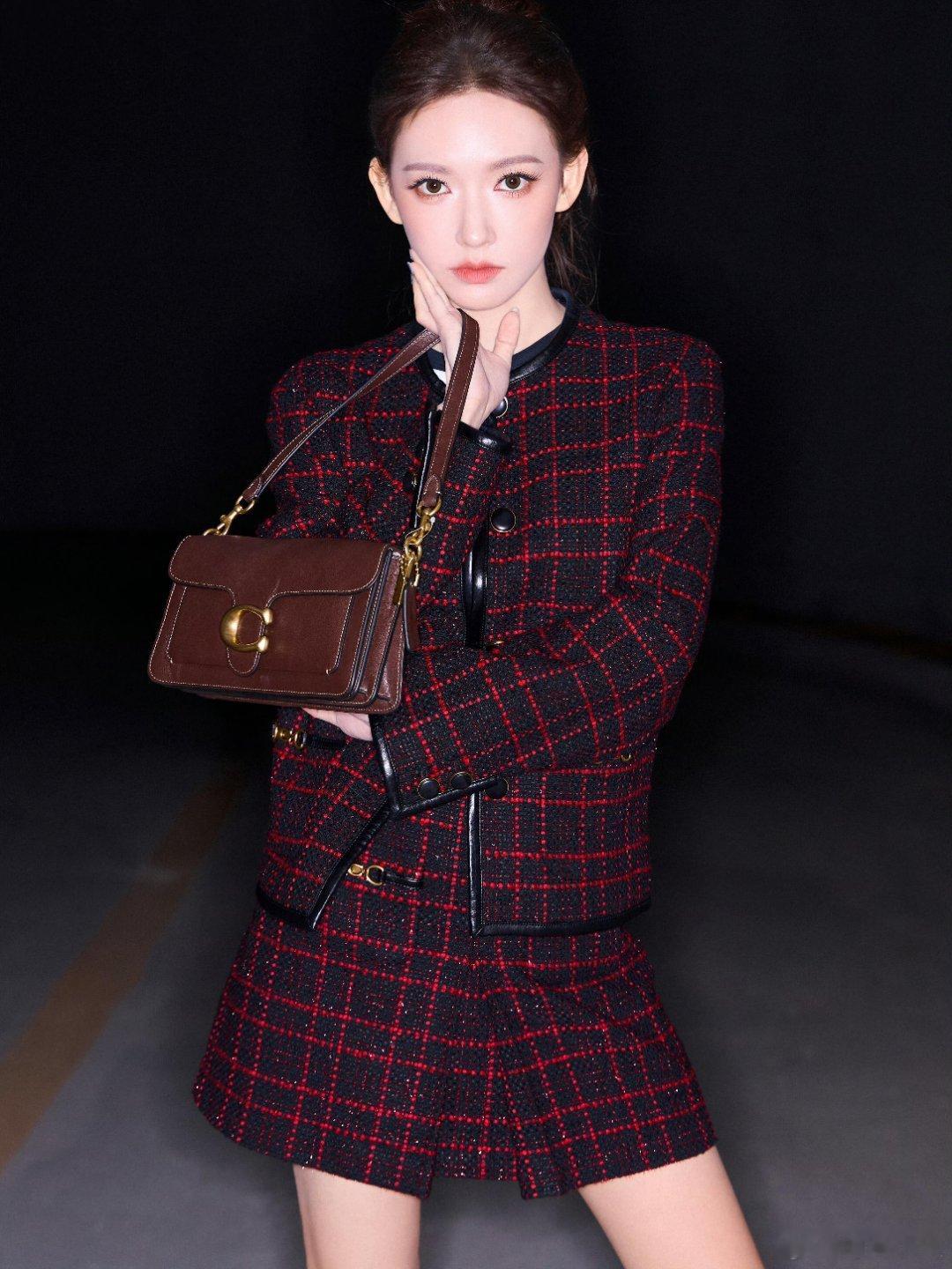 程潇纽约时装周出发图。时髦的coach代言人，元气、妩媚、有活力 。 奶潇穿啥都