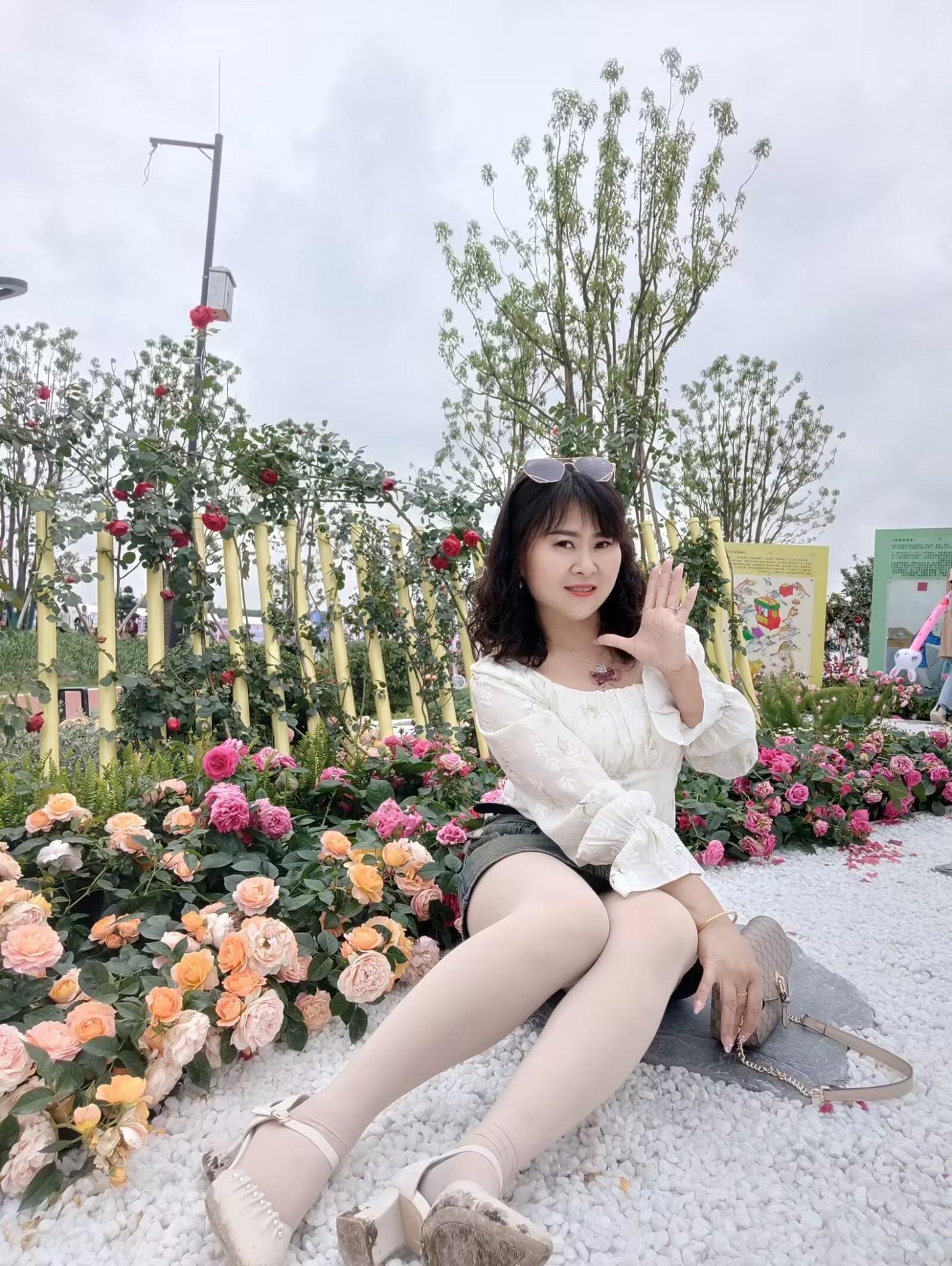 永远不要和别人比生活，追求不同 各有活法，开心了就笑，累了就休息，日子图的里是安稳和踏实。