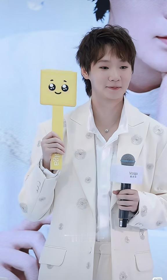 摸大鱼
今天的曼曼太太太好看了
原来喜欢曼曼是因为帅帅的  可是曼曼不止帅还漂亮