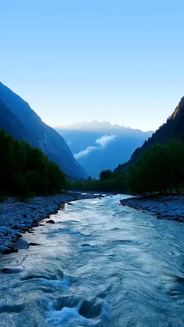 《道德经》里藏着成年人的顺境密码：“上善若水，水善利万物而不争”
 
为啥越懂事