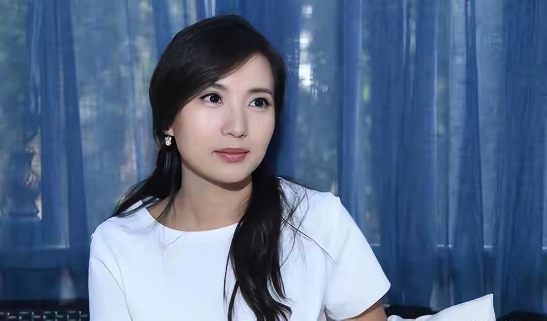 陈好凭借《粉红女郎》里的“万人迷”一角火遍全国，当年为给父亲治病才接演这个角色，