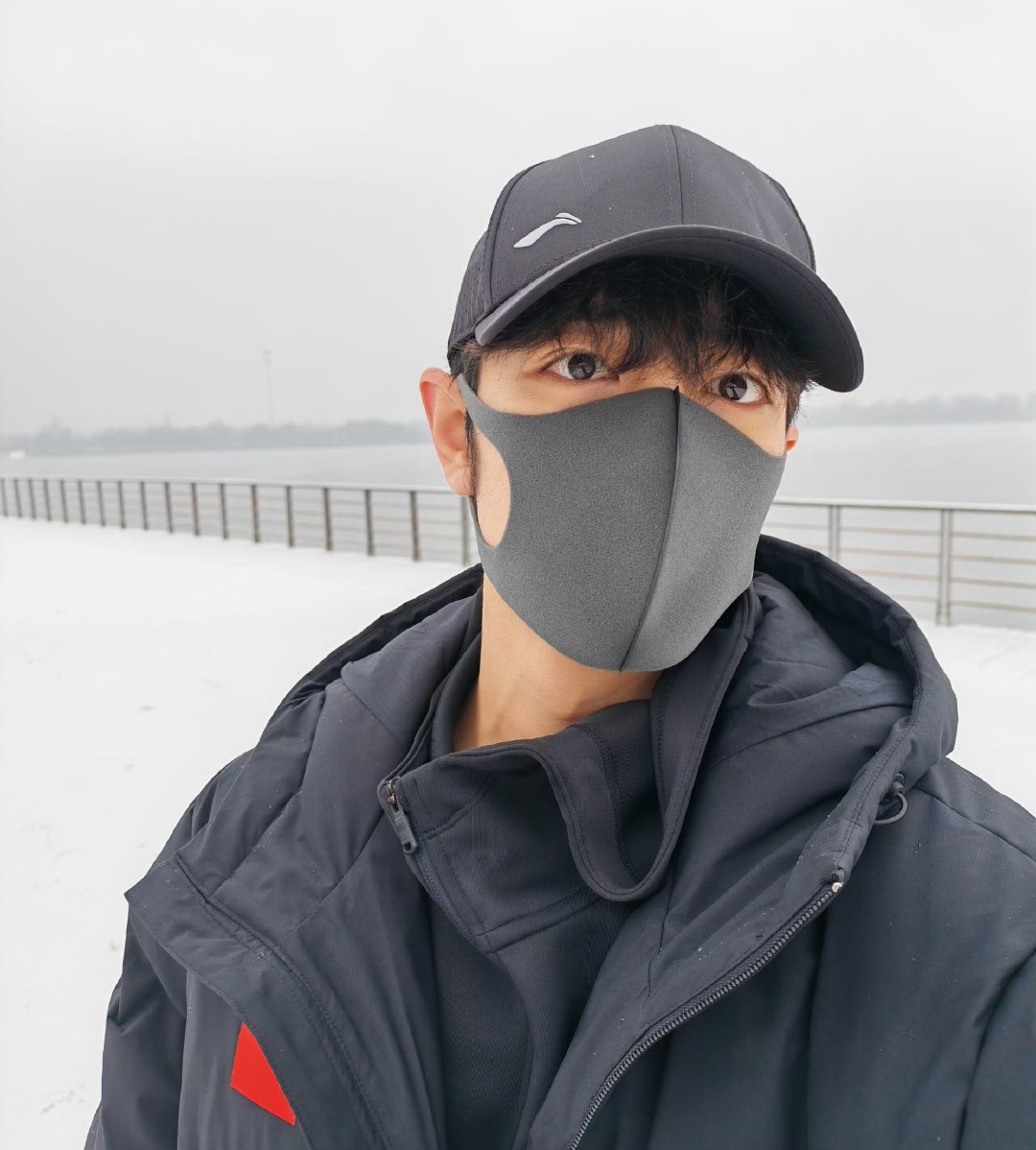 肖战在锦州可以尽情玩雪了 肖战在锦州堆雪人 肖战在锦州可以尽情玩雪了 