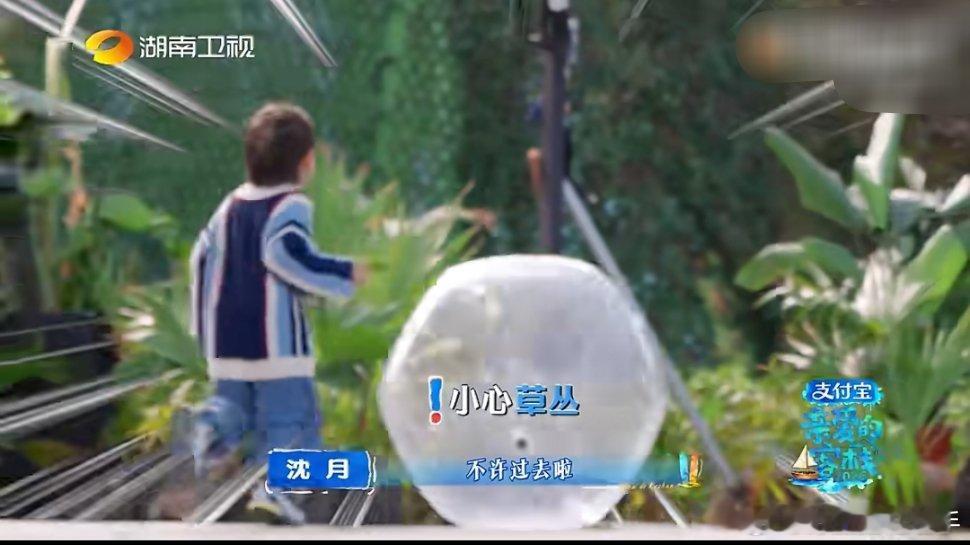 沈月耐心面对高能量小孩，沈月好有耐心，使出浑身解数全程陪玩，运动量超标。这一天下