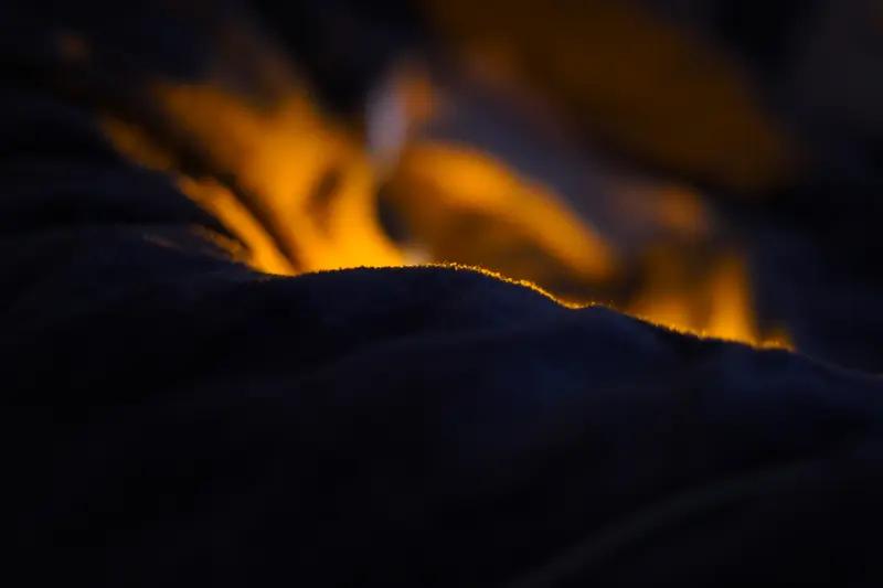 星光织成的安眠毯
 
       夜色漫过窗棂时，天边的星星悄悄眨起了眼睛。月