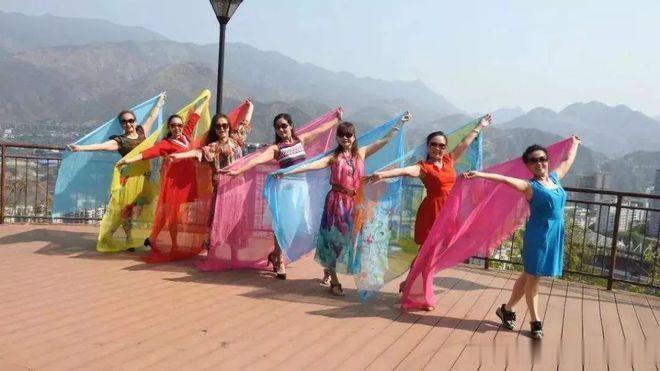 #大妈的丝巾还是吹到了科技展#刻在上海阿姨DNA里的拍照姿势，无处不在哈哈哈哈哈