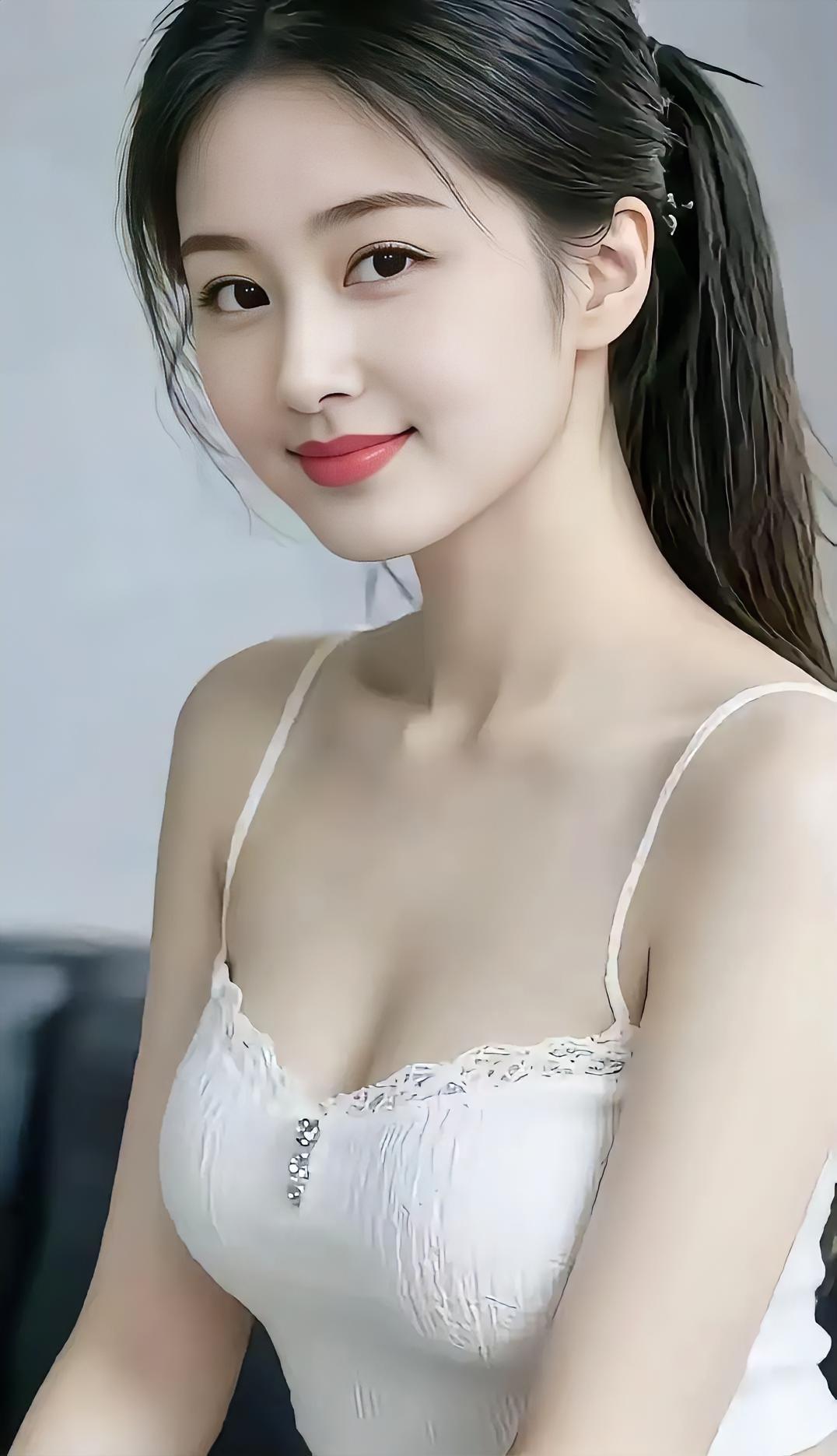 甜美少女心，清新脱俗的白色蕾丝吊带裙，尽显优雅与温柔。