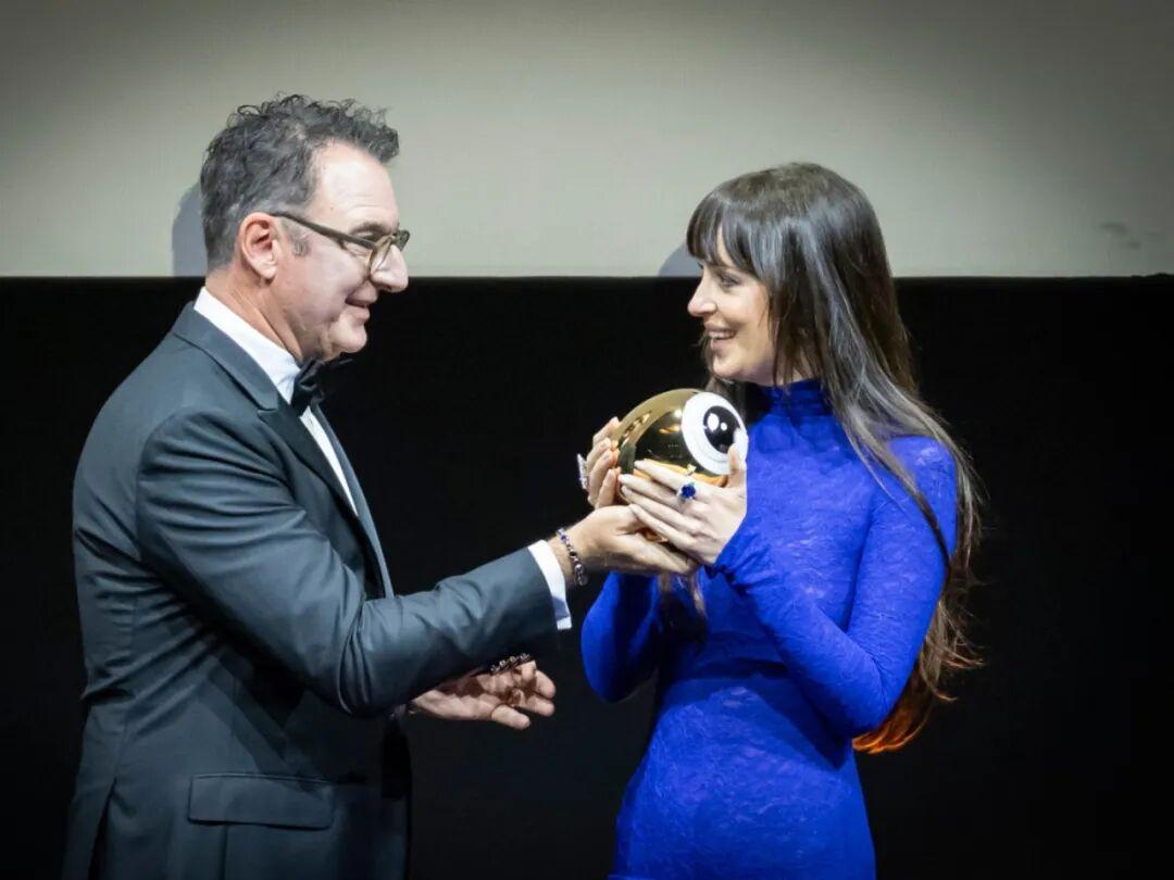 美国知名性感女星达科塔·约翰逊（Dakota Johnson）近日在瑞士苏黎世电