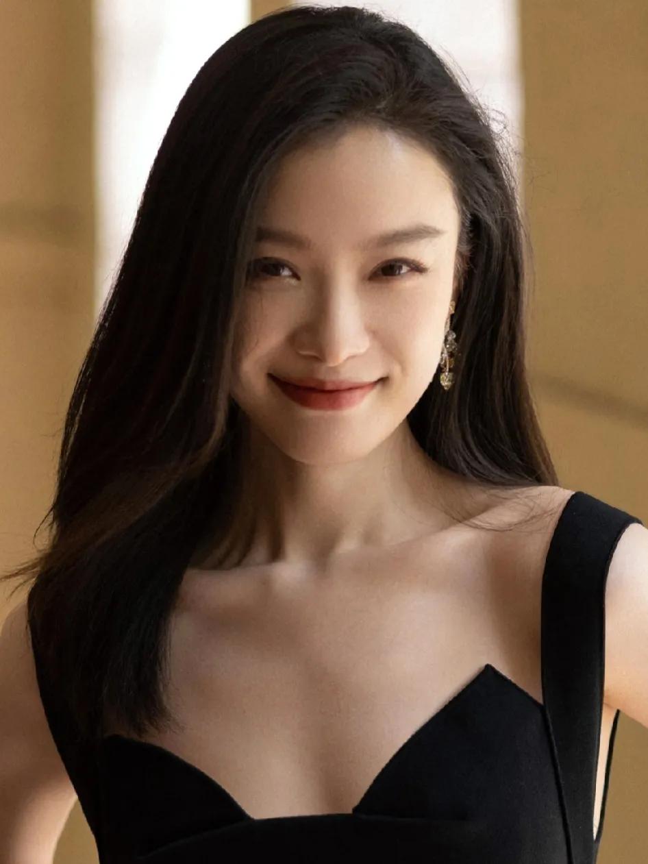 倪妮，一位才华横溢、充满魅力的演员，以其出色的表演和独特的气质征服了观众的心。
