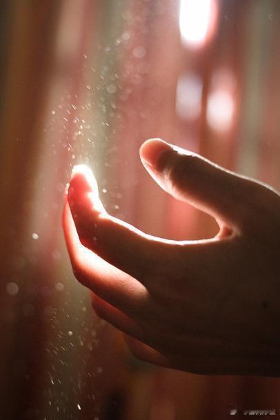 微尘有光因为在城中上班，城南居所长时间不去住。虽然新风系统一直不知疲倦地工作着，