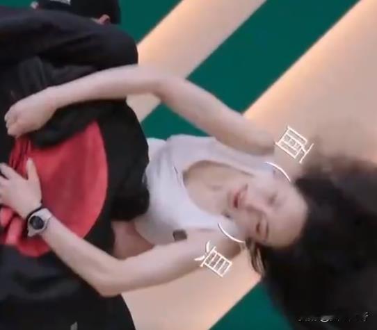 咋回事？韩雪的路人缘真有那么差么！
《浪姐5》已经播了，被芒果台押宝的韩雪，在练