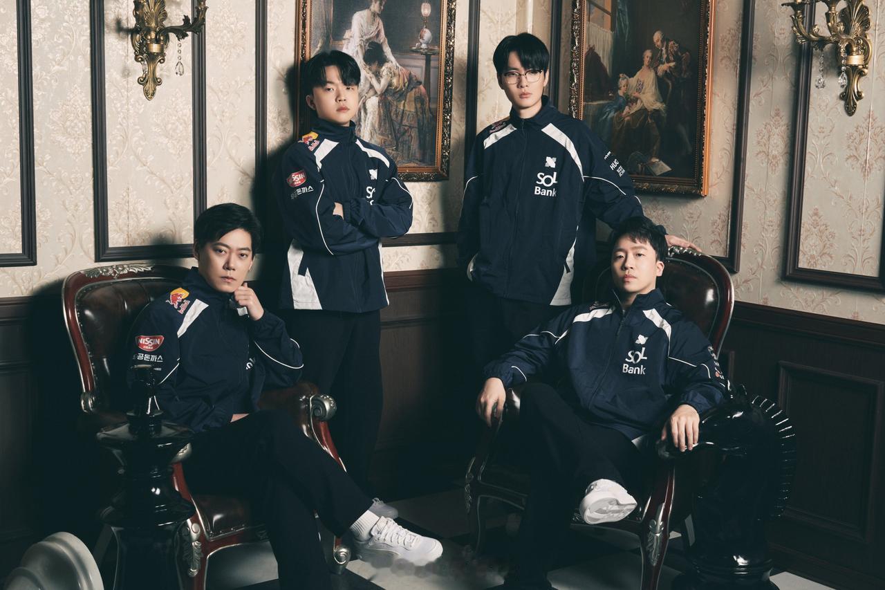 DRX更新新队服，哥帅的有点超过了！[哇]

#lck季前赛##2024lck#