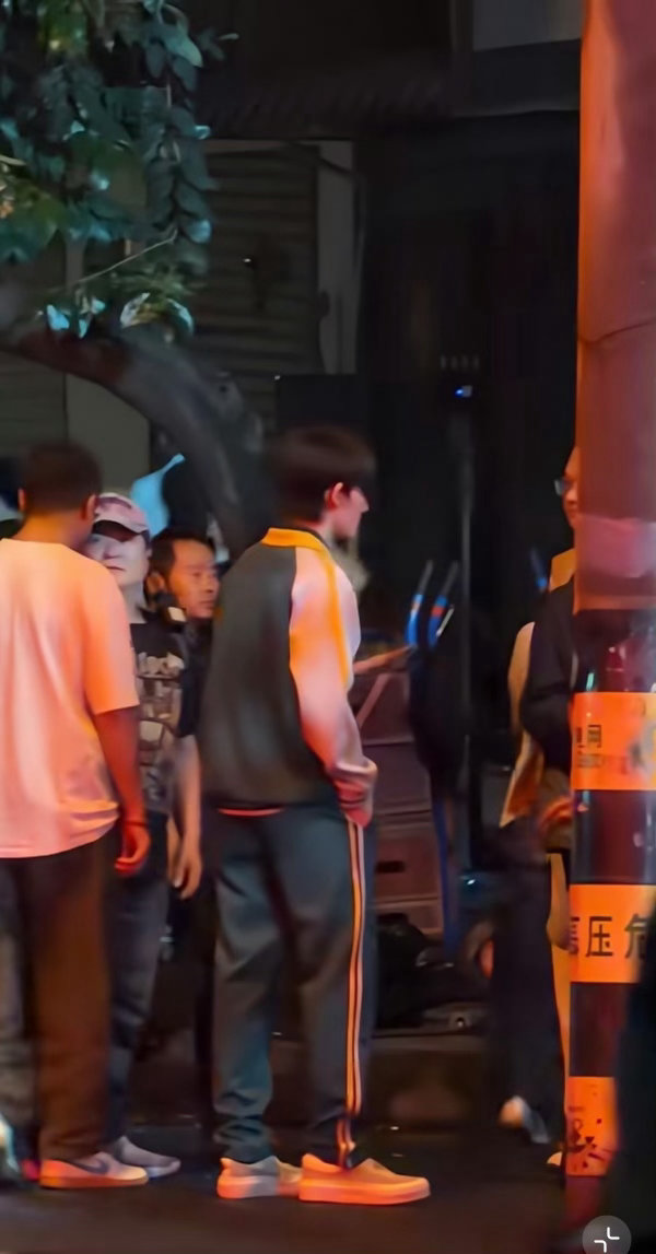 余宇涵首次进组路透余宇涵第一次进组 终于蹲到余宇涵进组路透了！第一次拍戏，从舞台
