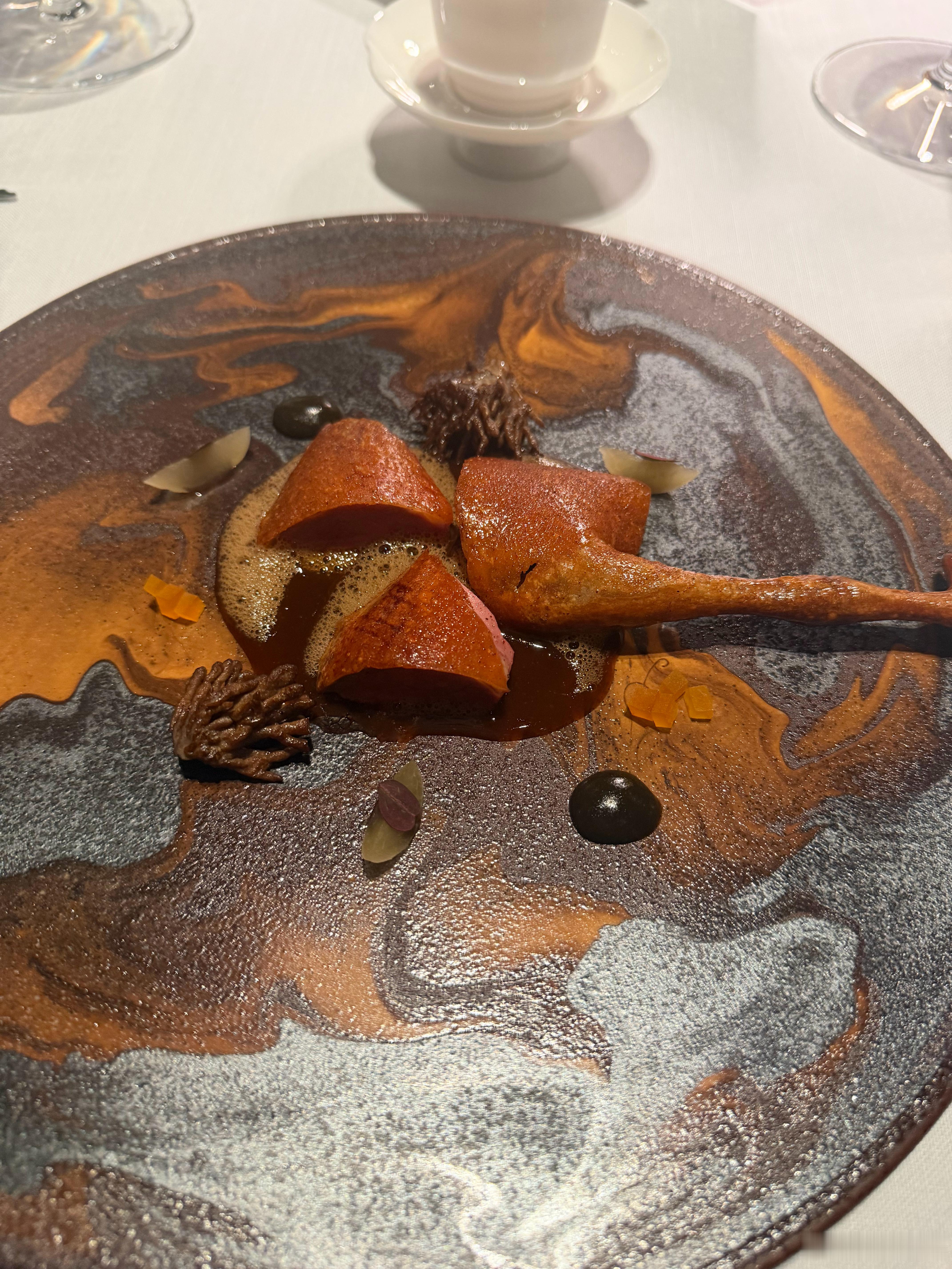 沪上最难定餐厅，我不太喜欢，形式大于内容而且偏甜了。