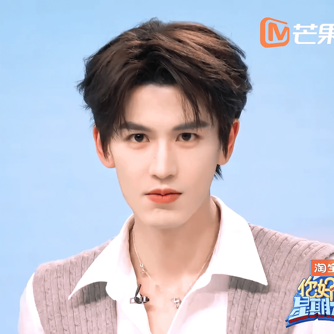 张凌赫你好星期六春日穿搭张凌赫话筒自拍 张凌赫你好星期六春日穿搭，此男帅的太权威