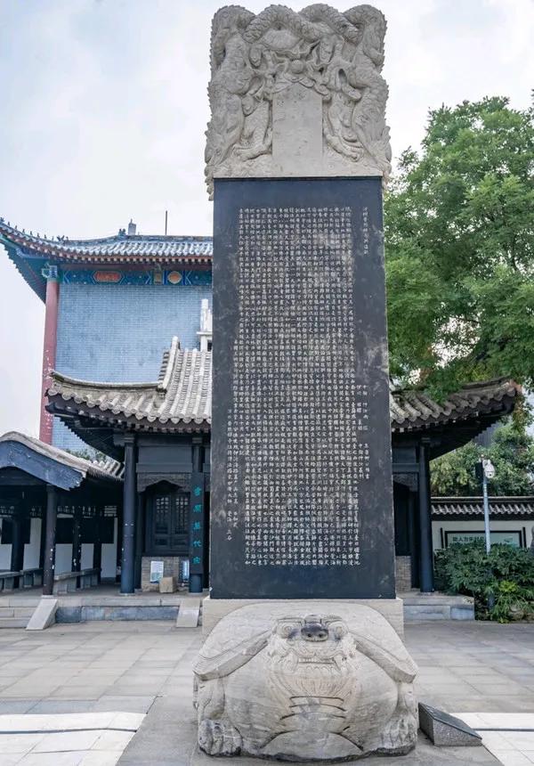 看图说话：临沂市区竟然有这种大石碑，看上去足有三四米高吧？有谁知道这个石碑在哪里