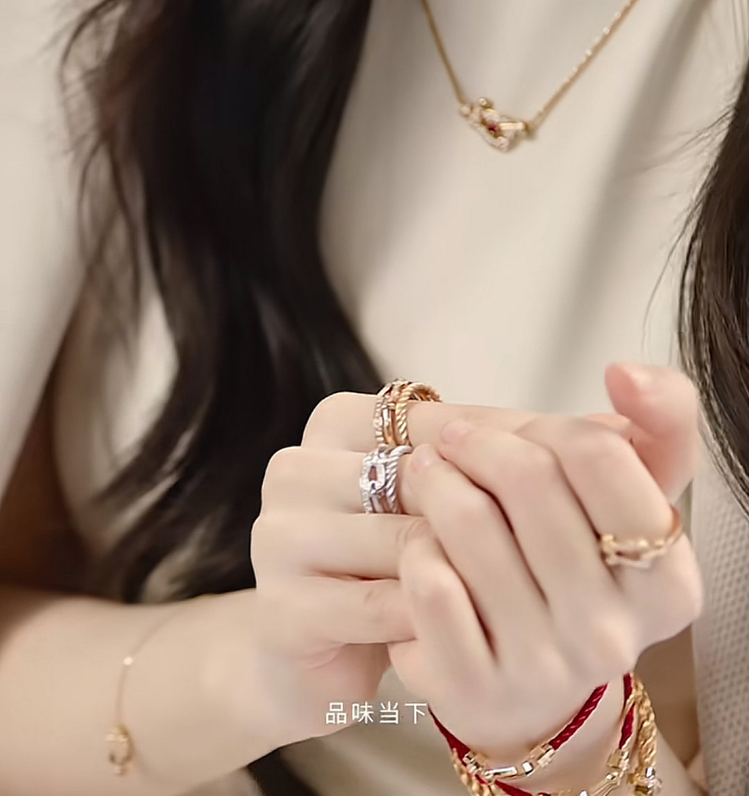 这手上戴这么多 