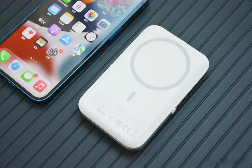 安卓换iPhone后的尴尬瞬间就是充电太慢太慢了！不带个充电宝根本不敢出门呀！[
