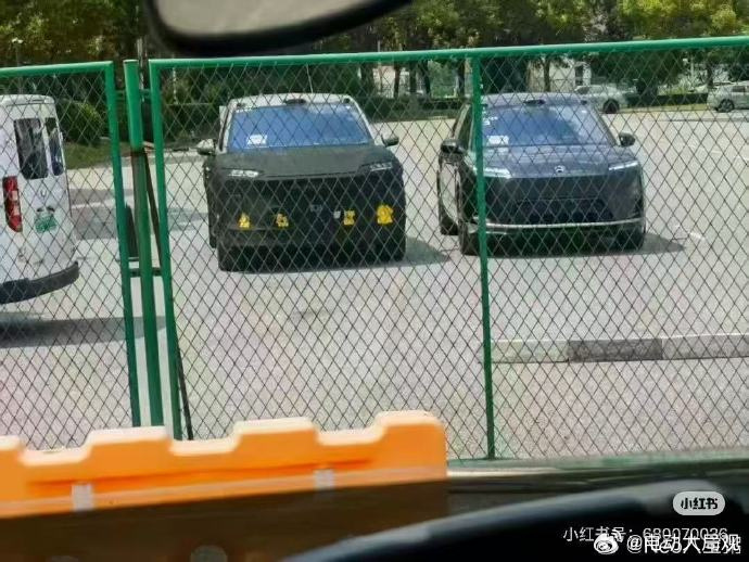 这是什么车这么霸气全新ES8在它旁边乖巧的像个弟弟[赞][赞][赞]蔚来汽车[超