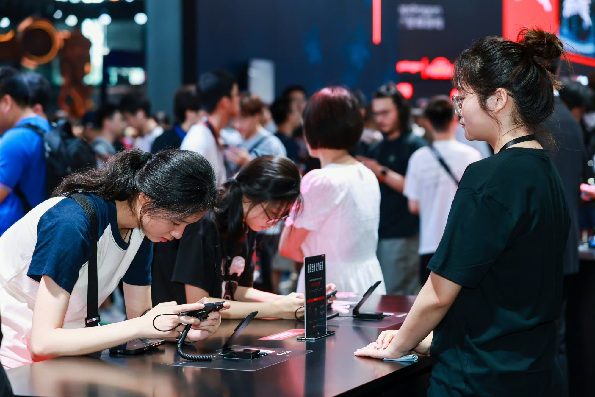 REDMI不把K100 Pro Max的这款红配色命名成“车厘子红”真是一大遗憾