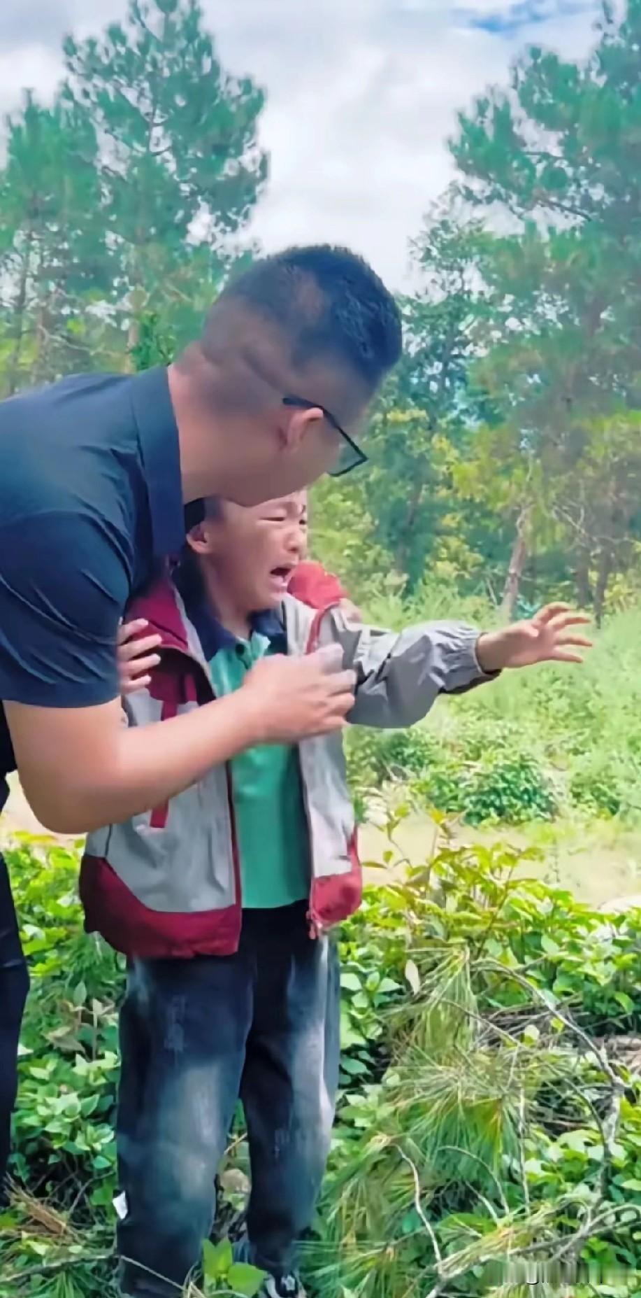 泪目！妈妈走后，他总偷跑坟前哭喊，爸爸蹲在雨里陪他的样子看哭了
 
妈妈因绝症离
