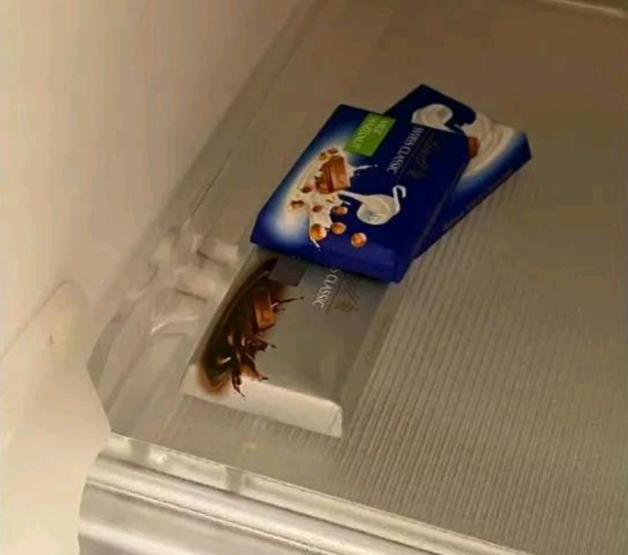 家人们！半夜开冰箱被吓出冷汗，你敢信是一块巧克力干的？
最近全网炸锅的巧克力吓人