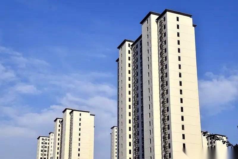 他快被房贷压垮了，孩子补习班的钱都快掏不出来了。
可他手里那几套房子，愣是一套也