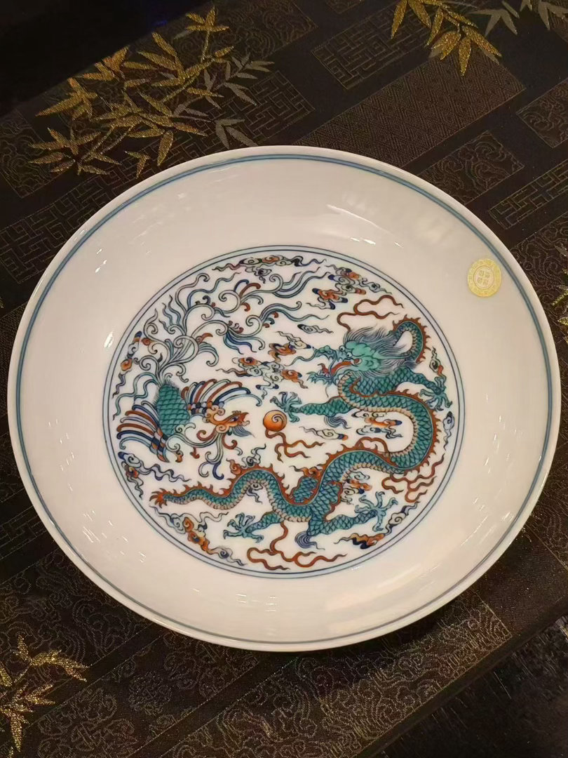 品茶赏器交友[超话]  青红相间的龙凤穿云而来线条灵动飘逸，色彩温润雅致没有一点