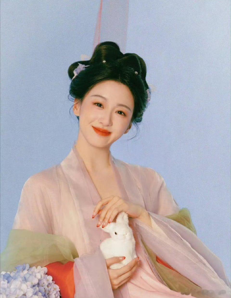 被包上恩豆蔻汉服写真硬控了啊啊啊包上恩和豆蔻汉服的适配度简直太高了好嘛，这一刻感