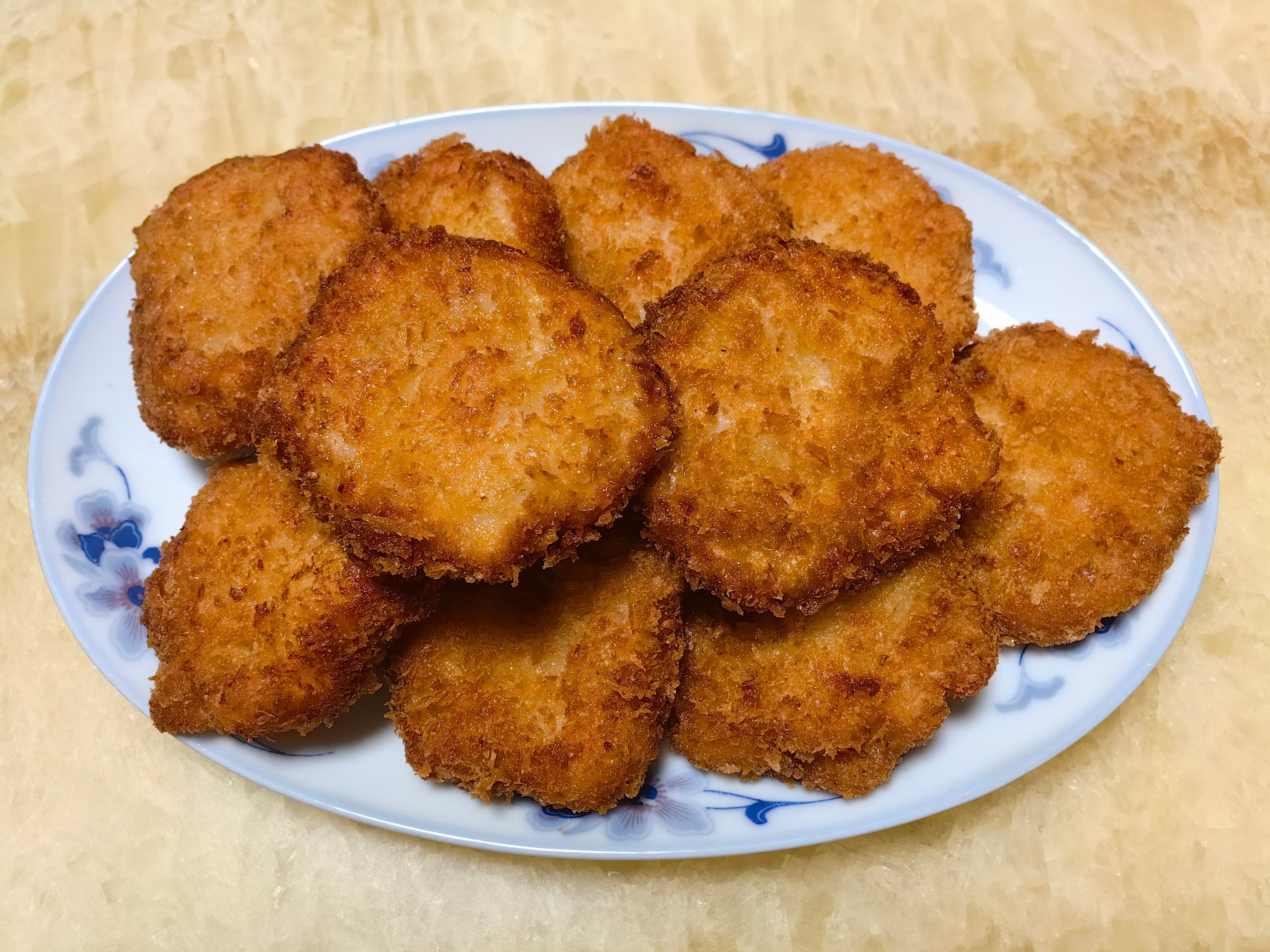 每日一餐分享咖喱炒饭，烤鸭，小白菜鸡蛋汤，炸花枝虾饼。 ​​​