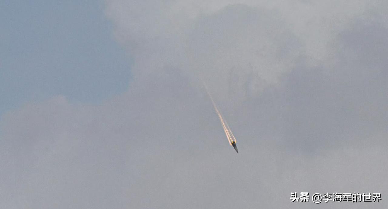 厉害啦！伊朗导弹弹头再入画面在以色列被人拍到！

Yonatan Sindel/