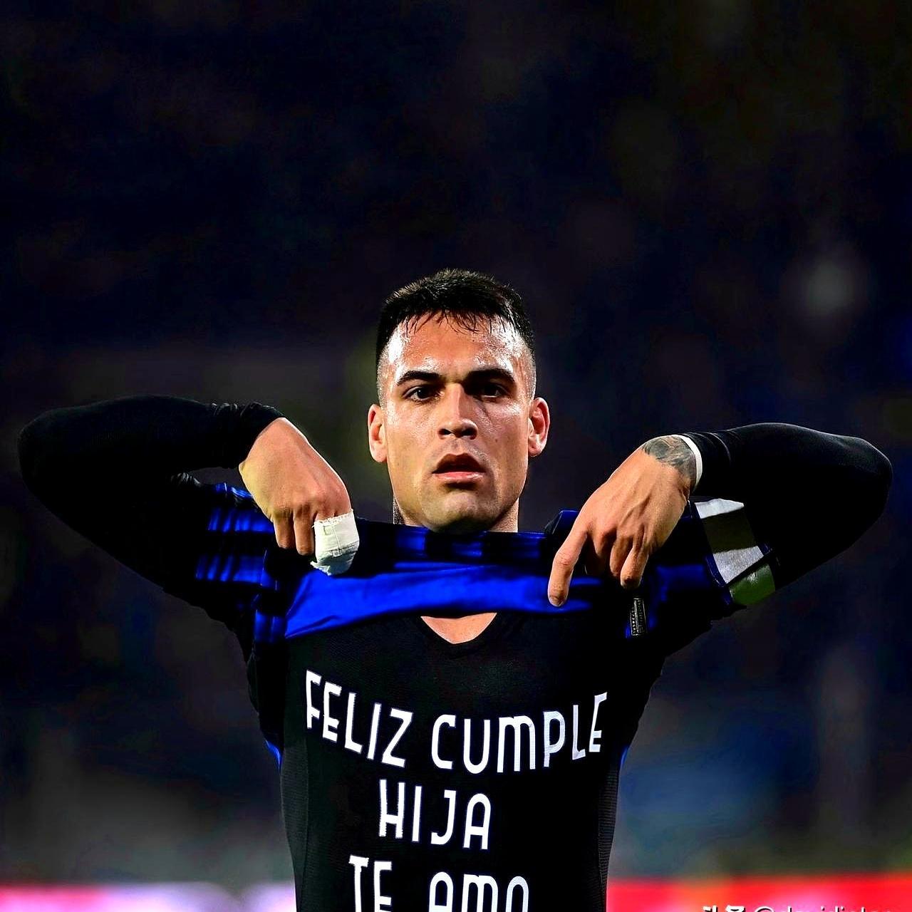 进球后他掀开球衣，里面藏着给5岁女儿的秘密。
 
国米队长劳塔罗，头球砸进球门。