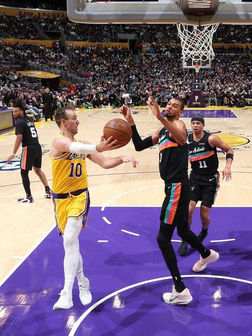 肯纳德全场拿下14分5助加盟湖人的3场比赛，肯纳德合计得到31分8助攻，命中率6