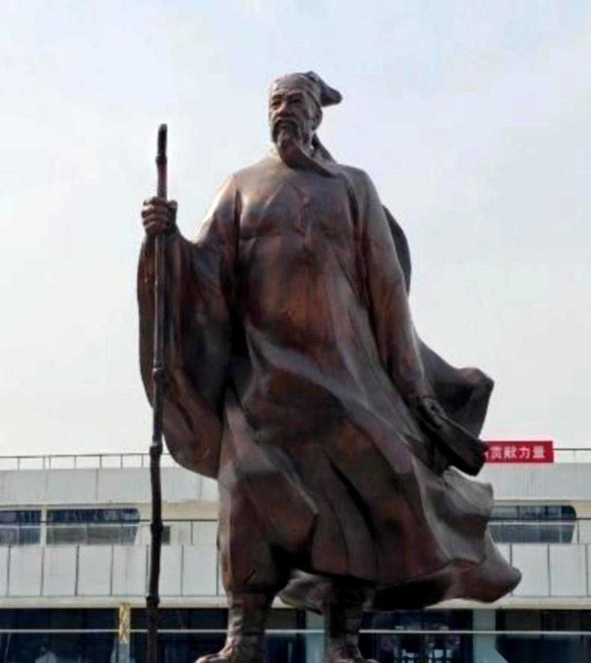 讲徐霞客那本传世的《游记》，一捆手稿，差点头一年就被扔在自家大门口的泥地里。
攥