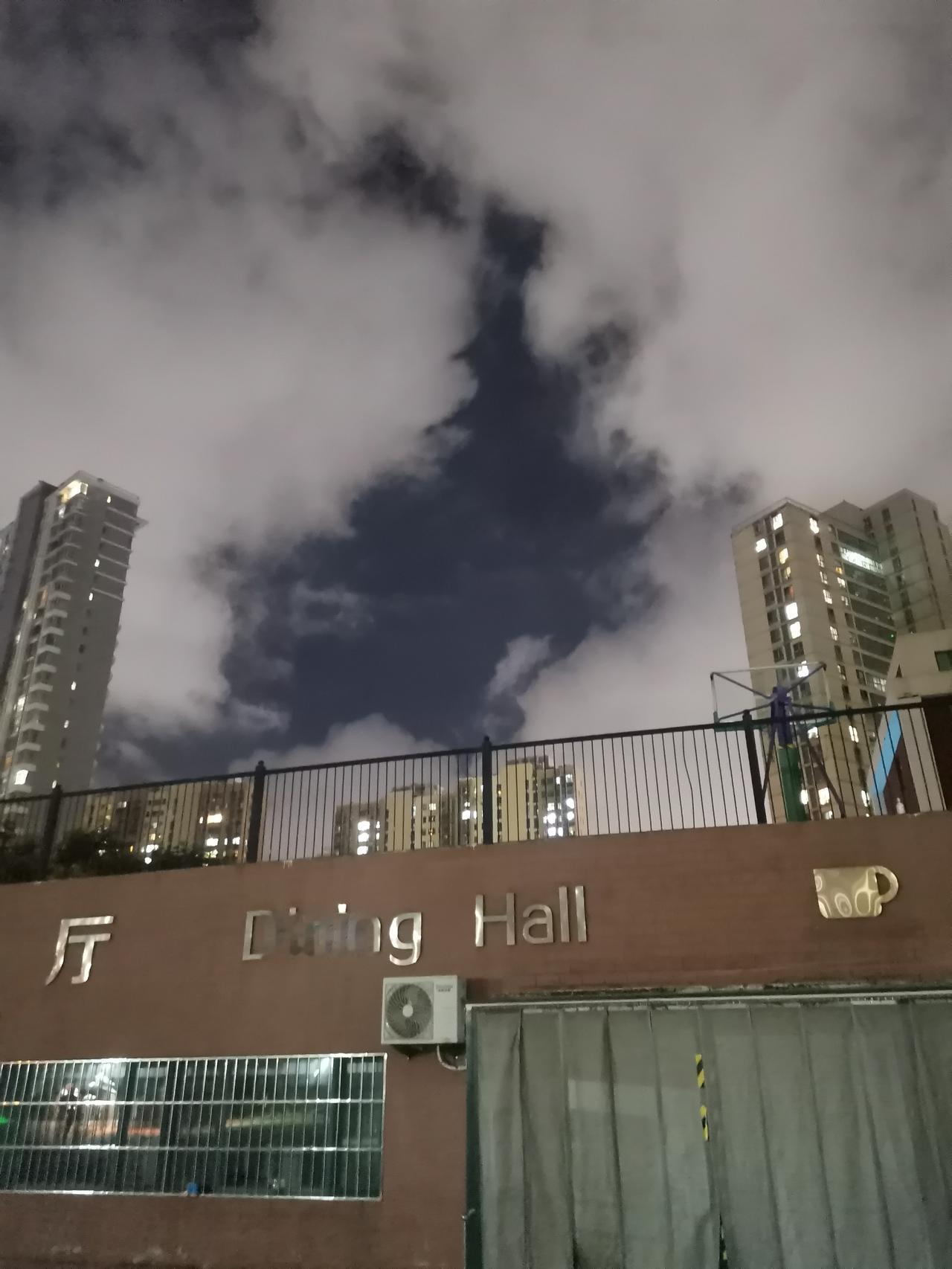 明天股市要暴跌

今天股市沪市较弱微微下跌，但深市微涨，创业板还是很活跃上涨。