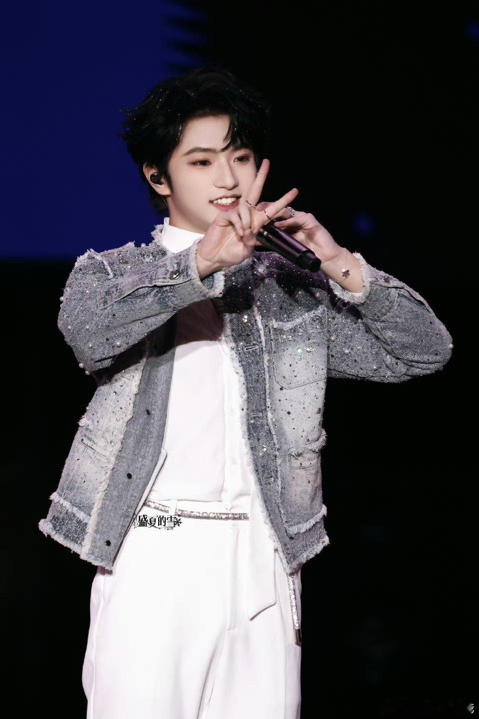 谁没被音乐节的穆祉丞小王子造型迷住小馒头就是这么萌啊 