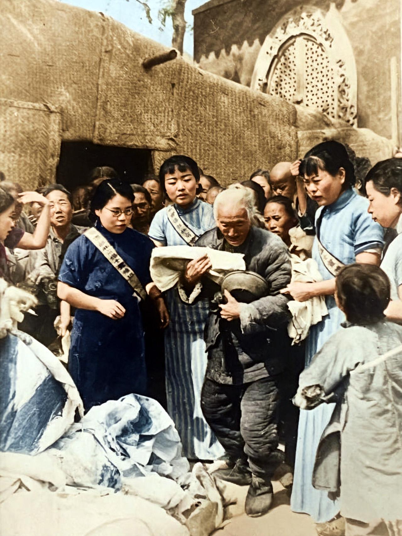 1940年，北平街头。几名身着旗袍的女子，正将旧衣物递给一位衣着破旧的贫苦老妇。
