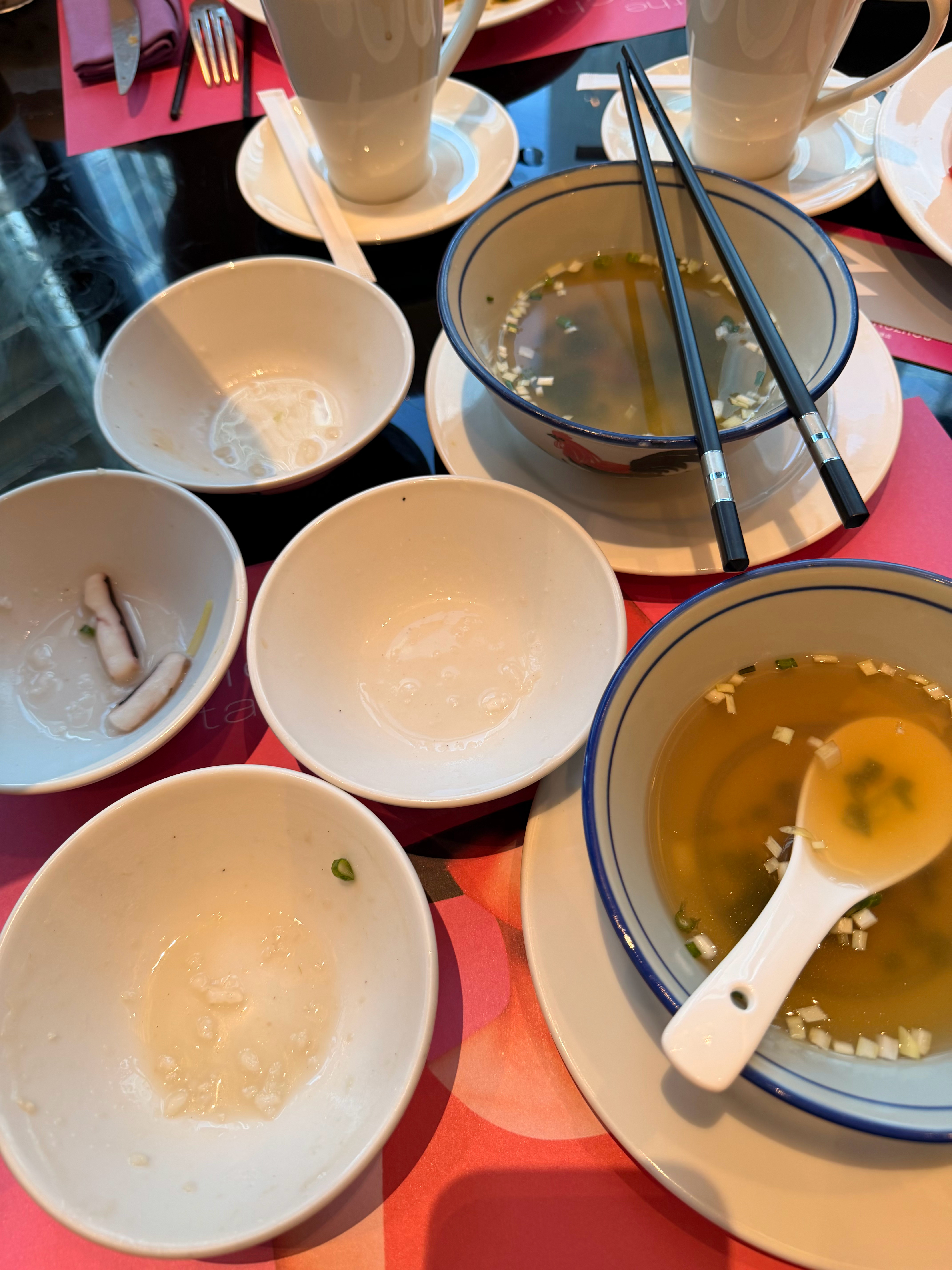 在酒店早饭喝了四碗粥两碗云吞，吃晕了回房间一觉睡了快两个小时🫪 