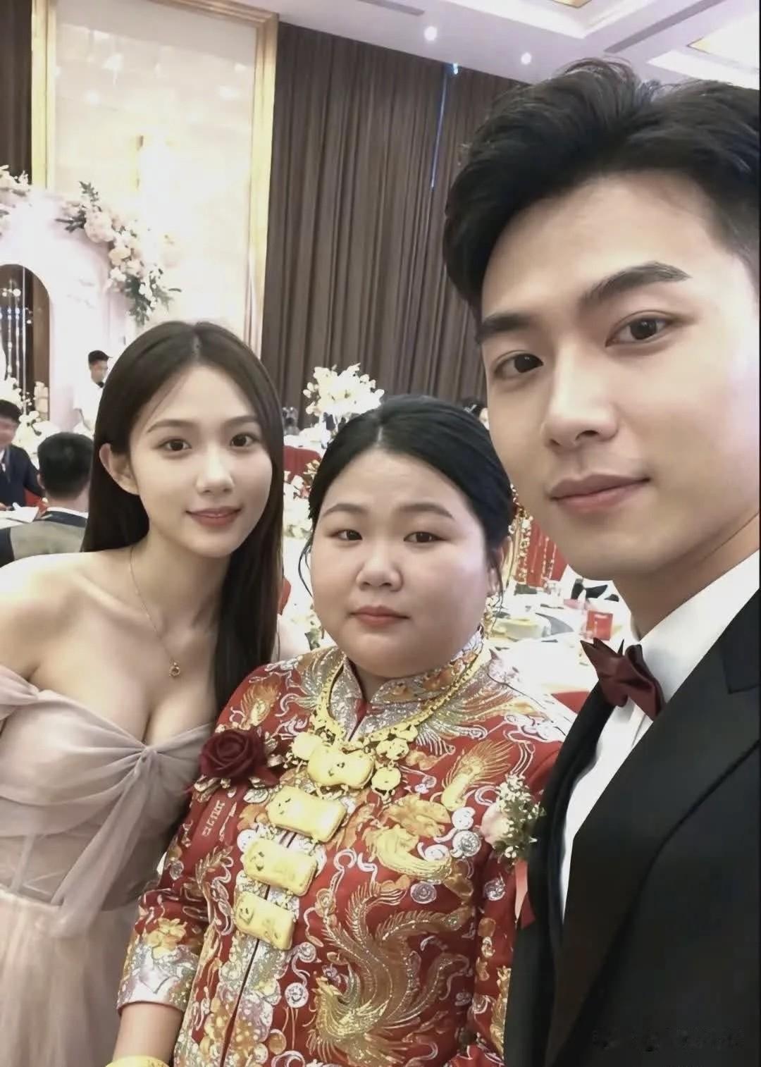 男士看起来阳光帅气，左边的女孩看起来清纯可爱，中间的女士看起来平庸至极，这张三人
