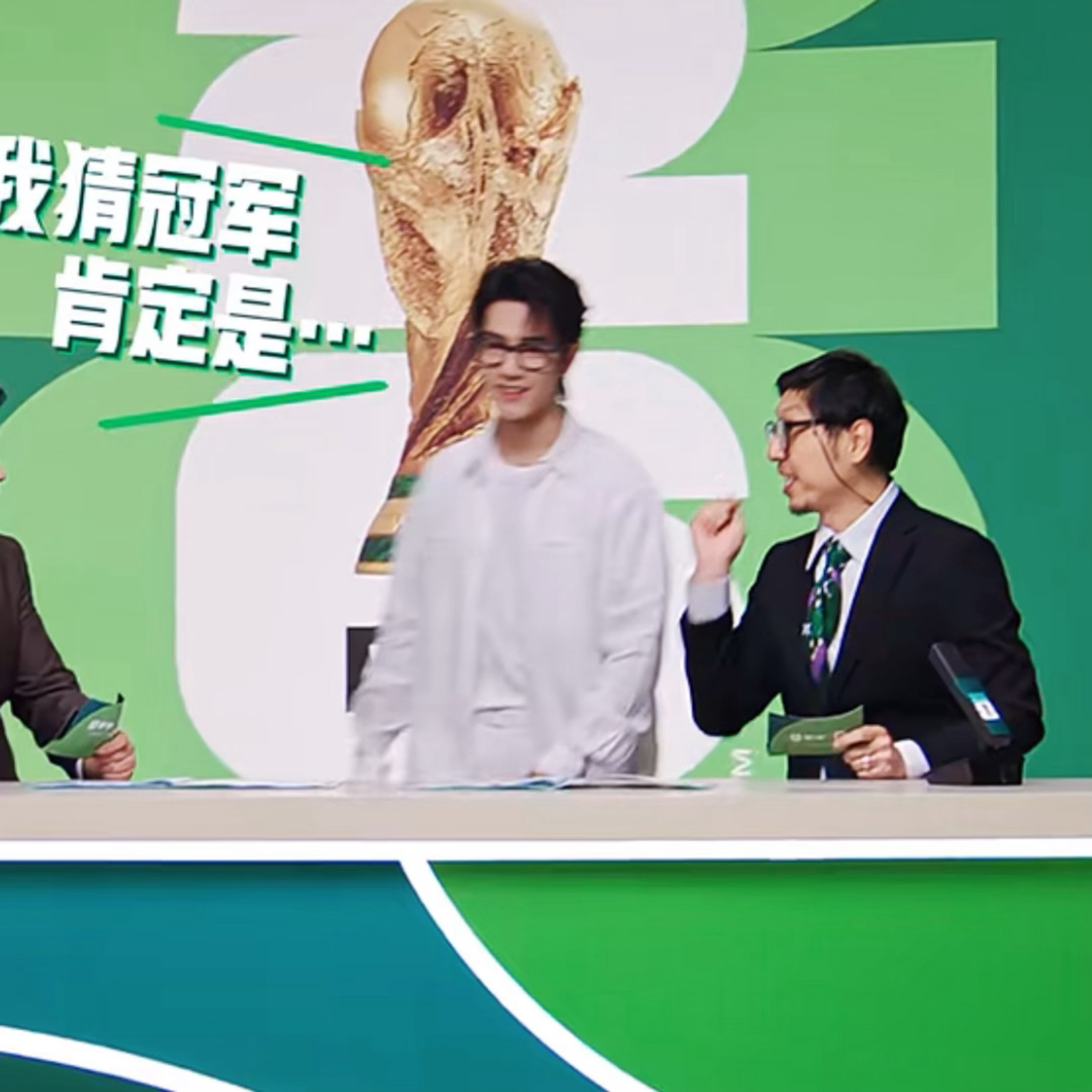 啊啊发现一枚黑框眼镜赞😍 
