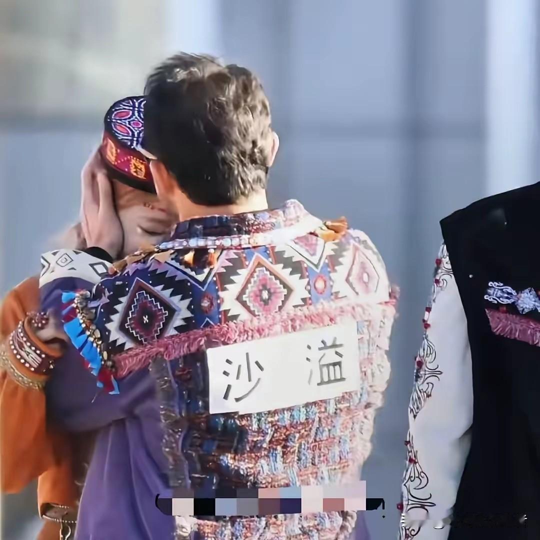 沙溢差一点晚节不保。一个节目片段，一个错位拍摄。让大家都以为沙溢亲吻了宋雨琦，但