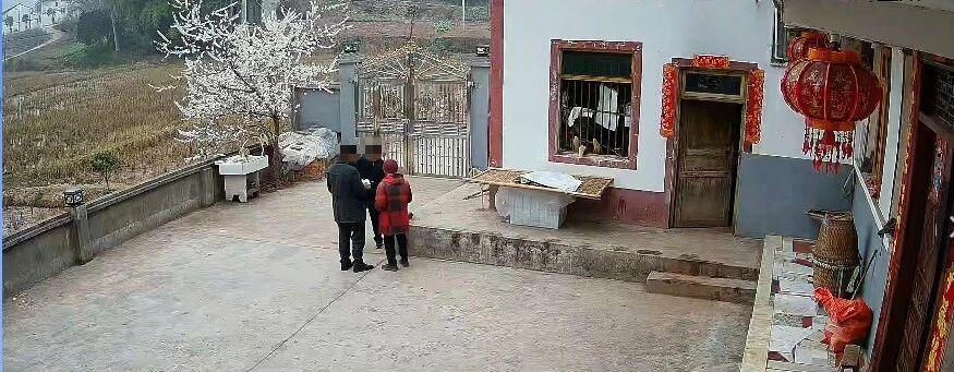 儿子心系父母打开手机查看老家监控，正好看到两男子在行骗！警方：两人已被行拘