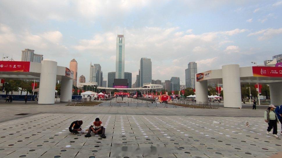 2025广州马拉松的起点，工人正在用盖板覆盖喷泉灯。喷泉灯既与地面有个高低差，又