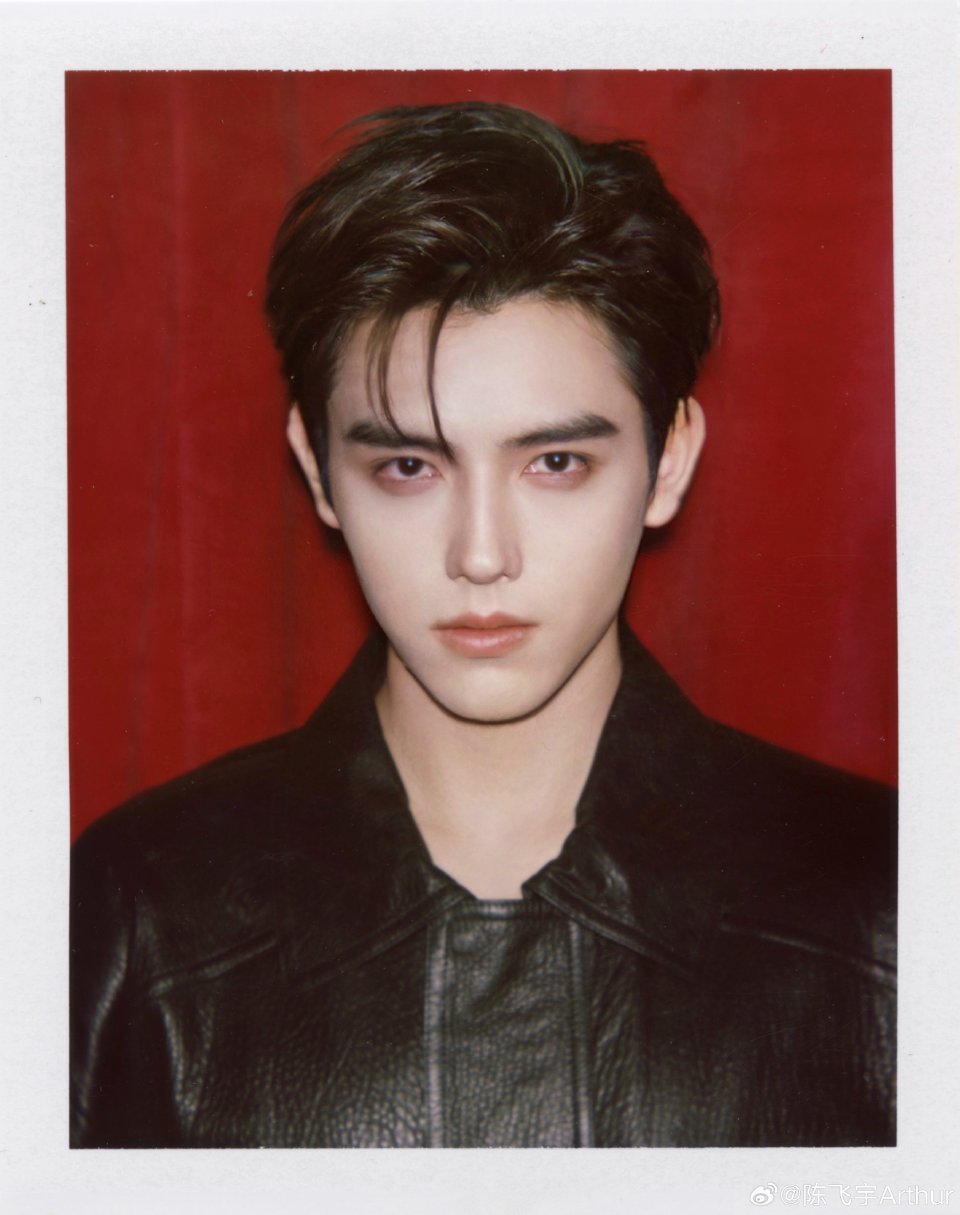 陈飞宇撕拉片四宫格营业🎉 陈飞宇红底拍立得 阿瑟怼脸吻戏