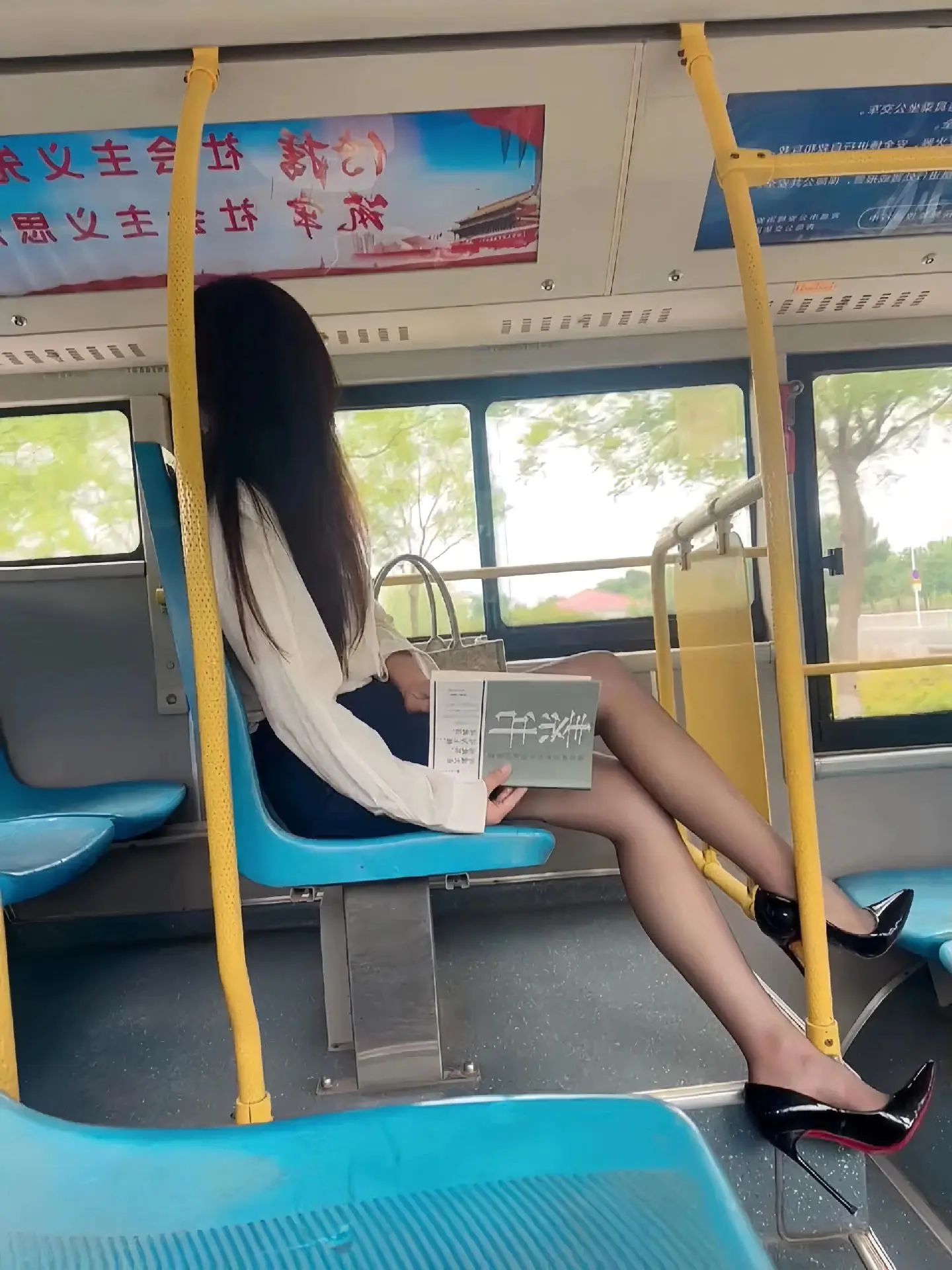 "我想要的爱情，是一起工作一起挣钱，下班了可以做几个小菜，窝在一起看电...