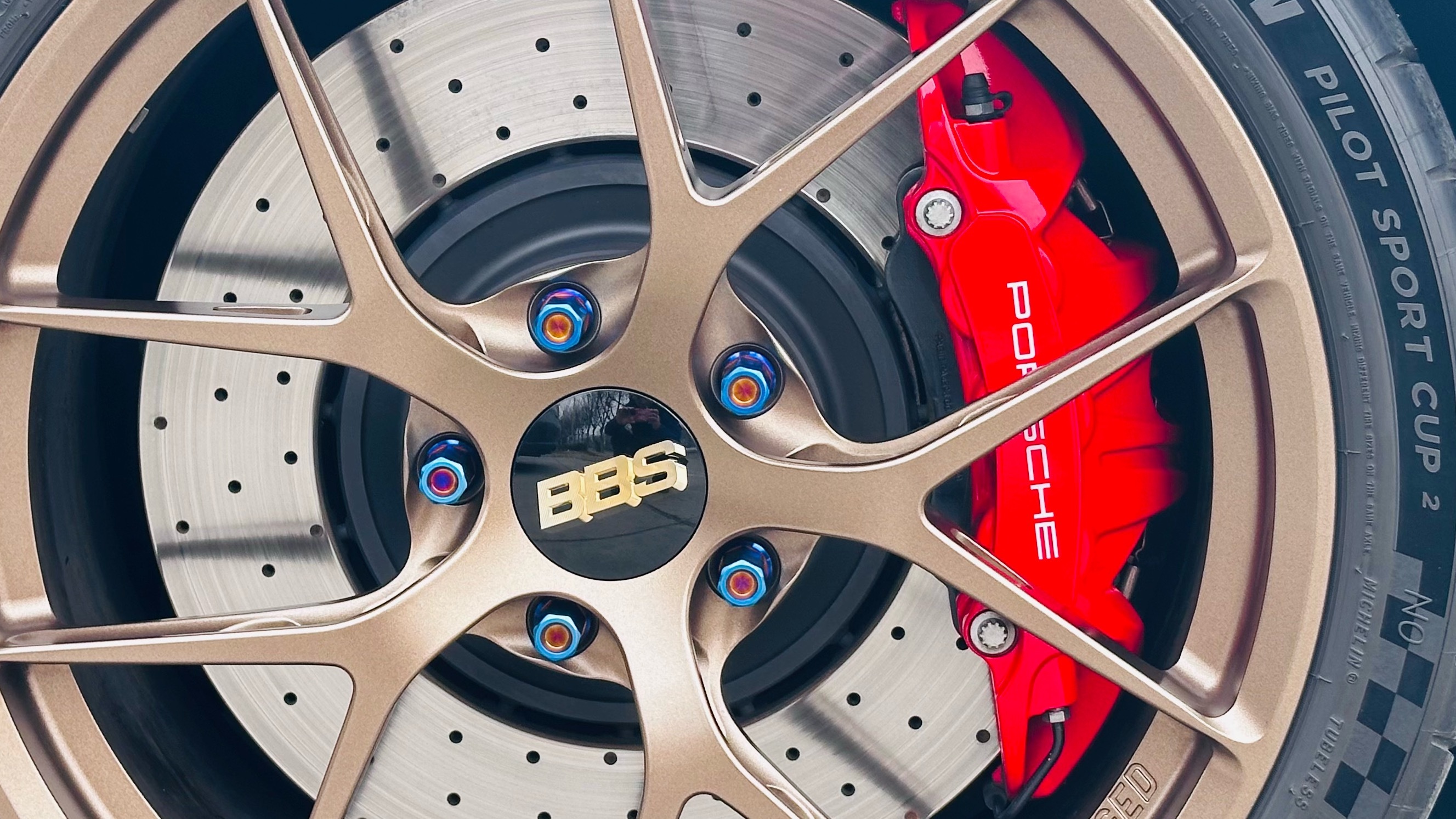 德国车要是不上碳陶，一定选这种轮辐少的轮圈。擦起来方便，也擦的干净。多辐的我是真