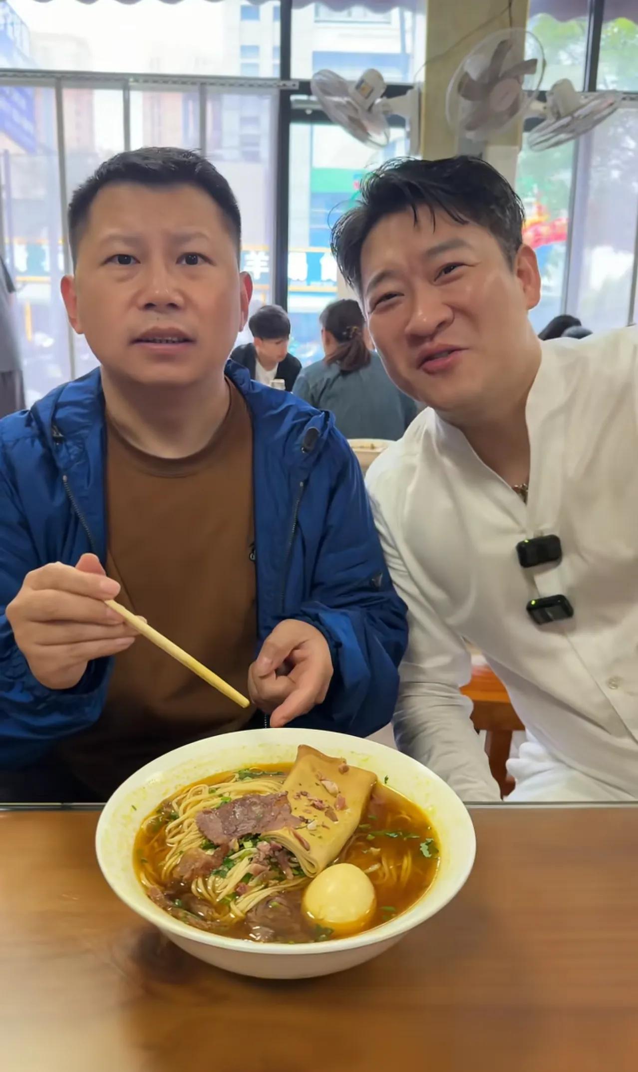 相声初开始市场化那会儿，是争抢市场，争先恐后的，谁能耐大，谁抢得多。
然后呢，抢