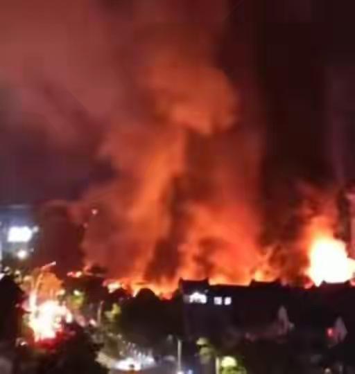 水火无情，警钟长鸣

12月7日凌晨2时41分，云南普洱市思茅区永平路一处五金仓