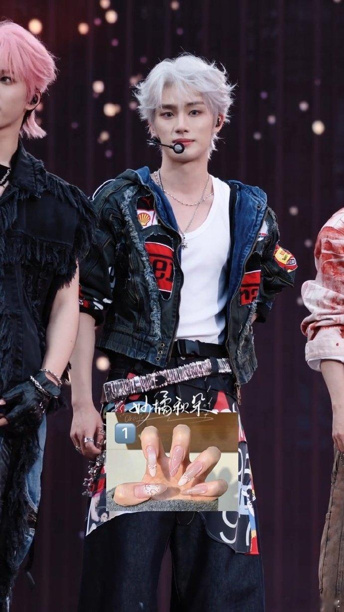 丁程鑫帮粉丝选美甲丁程鑫时隔四个月再次帮粉丝选美甲时代少年团第三张实体专预约时隔