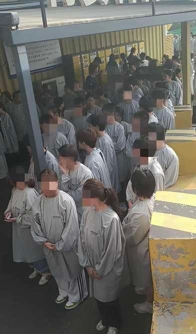 现在考科目一都要穿这种罩衣了？不好意思，我没忍住笑了，现在考科目一都要穿这种罩衣