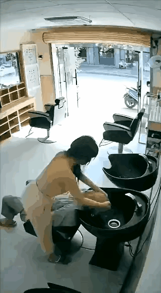 这下好了，大爷起码得骨折